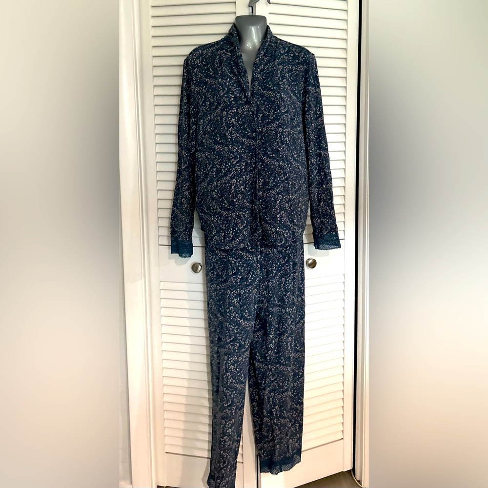 Victoria’s Secret Heavenly Super Soft size large “blue meadow” floral pajama set